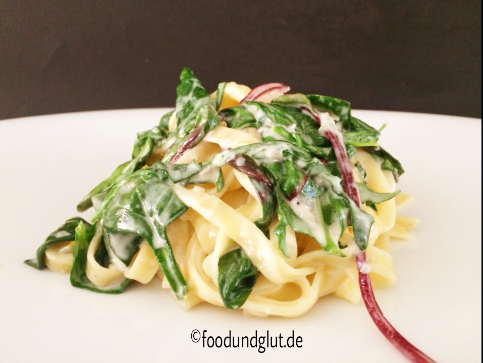 Tagliatelle Gorgonzola mit Spinat und rotem Mangold - foodundglut.de