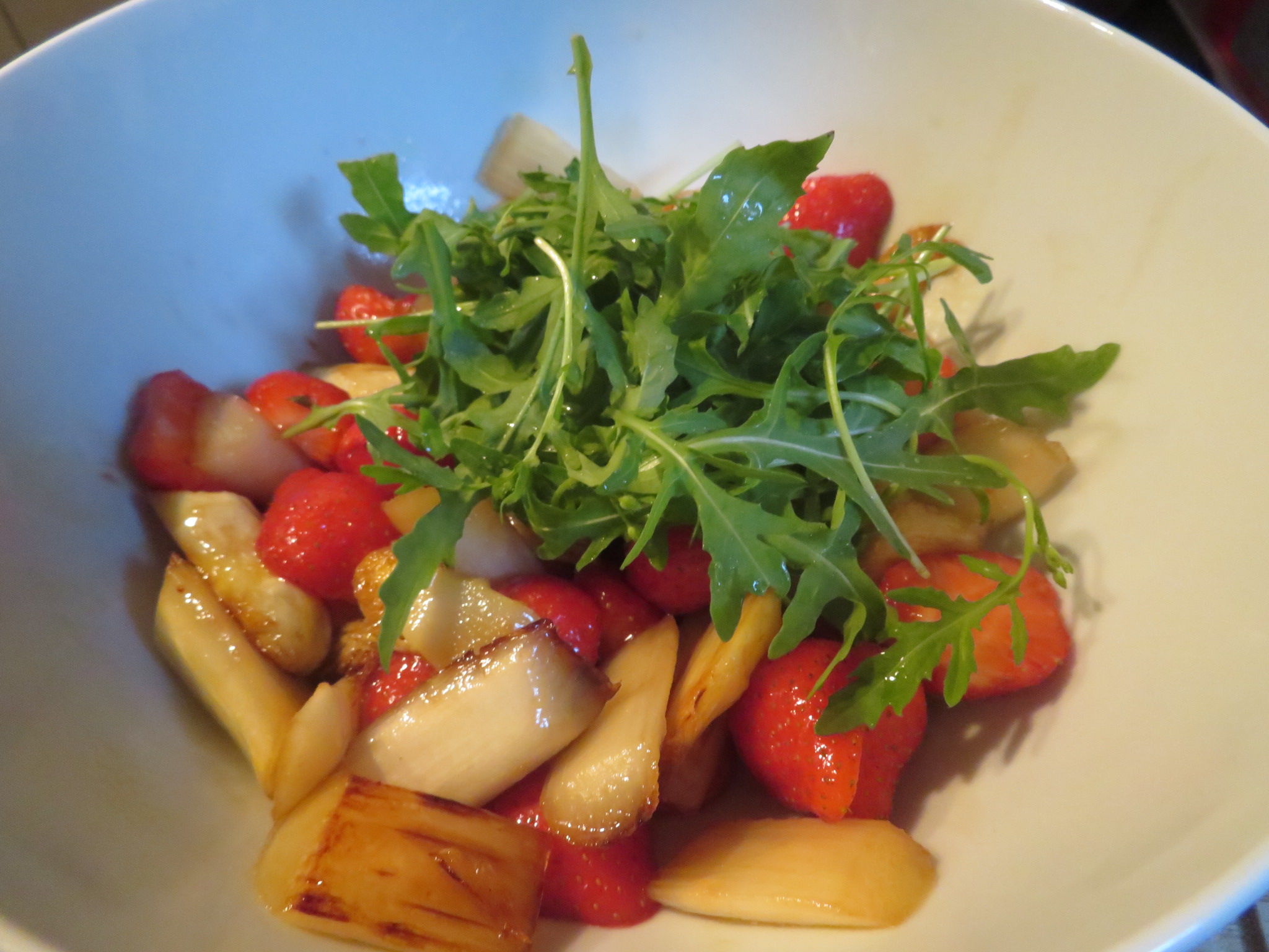 Erdbeer-Spargel-Salat mit Riesengarnelen - foodundglut.de