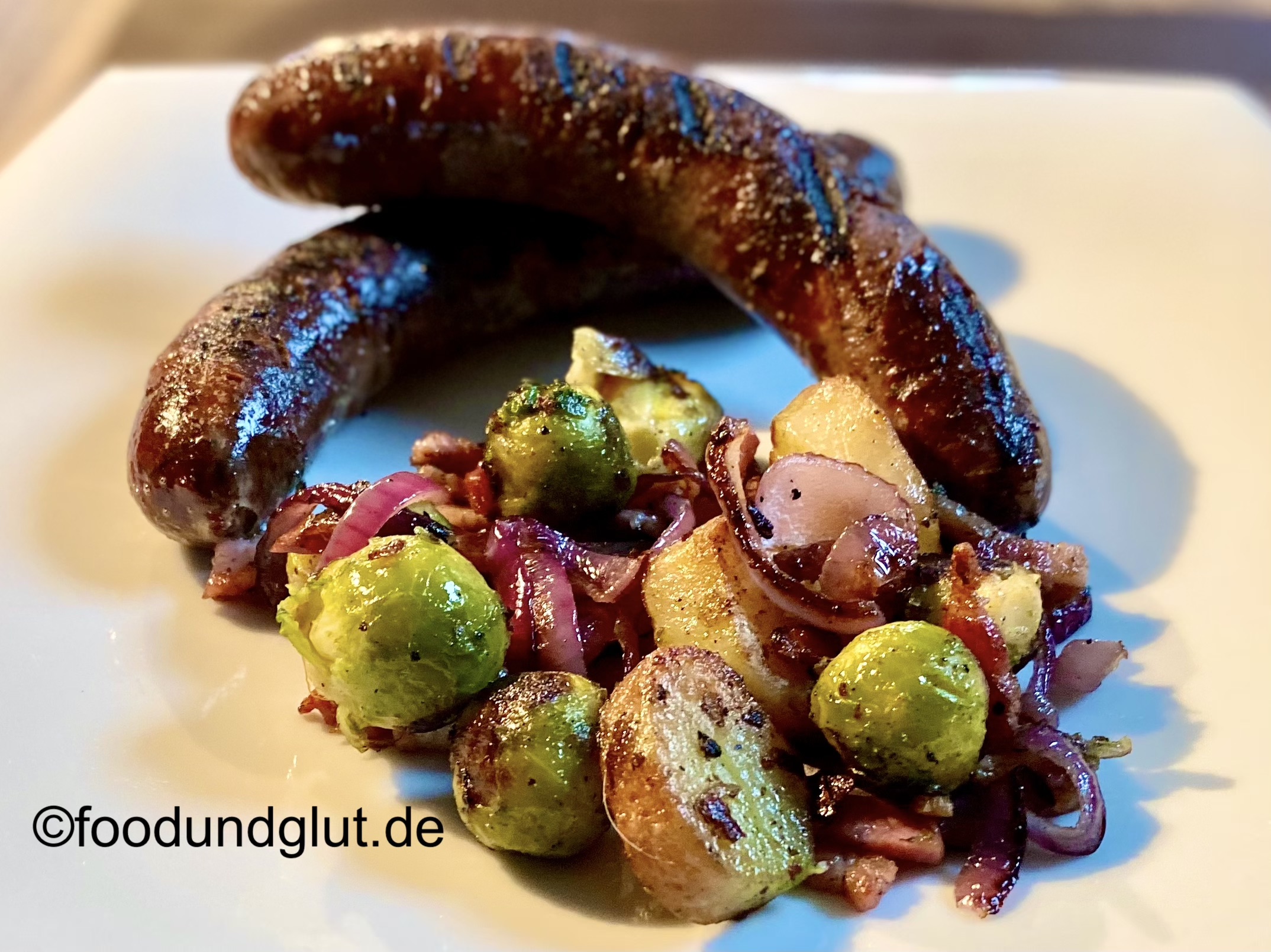 Rosenkohl-Kartoffel-Gröstl mit Wildbratwurst - foodundglut.de